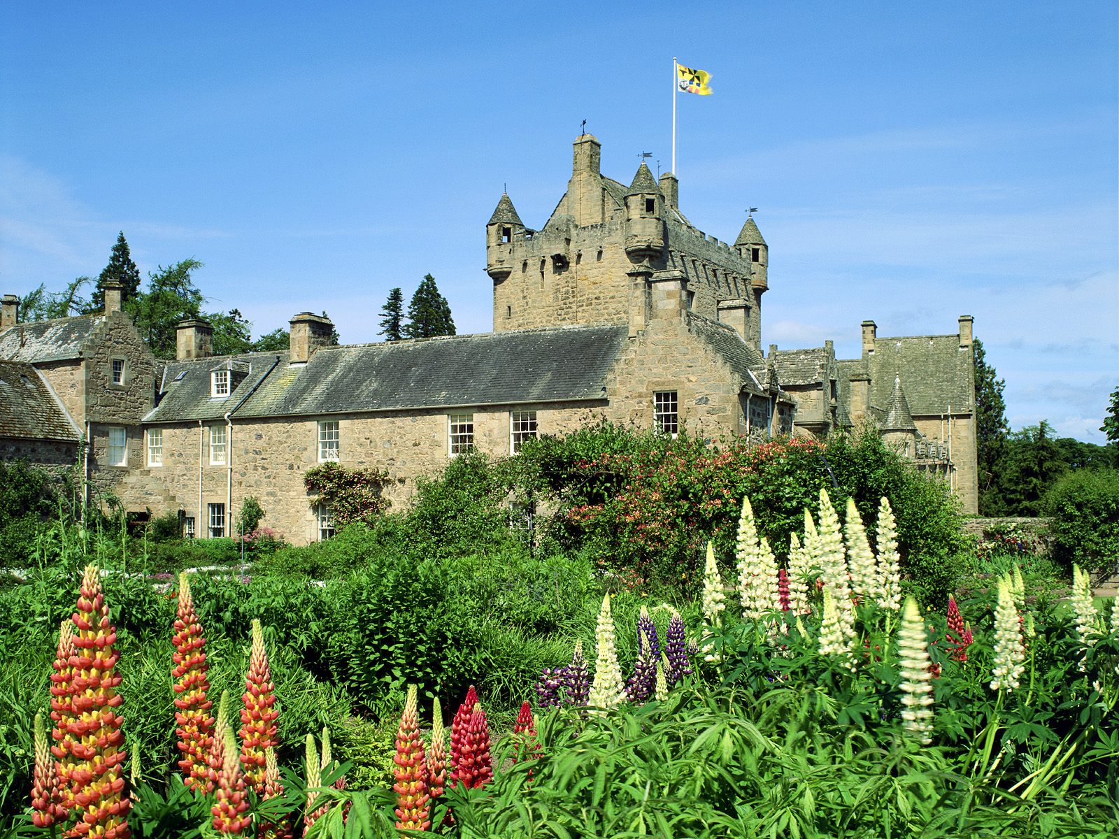 Cawdor Castle, Highland, Scotland.jpg