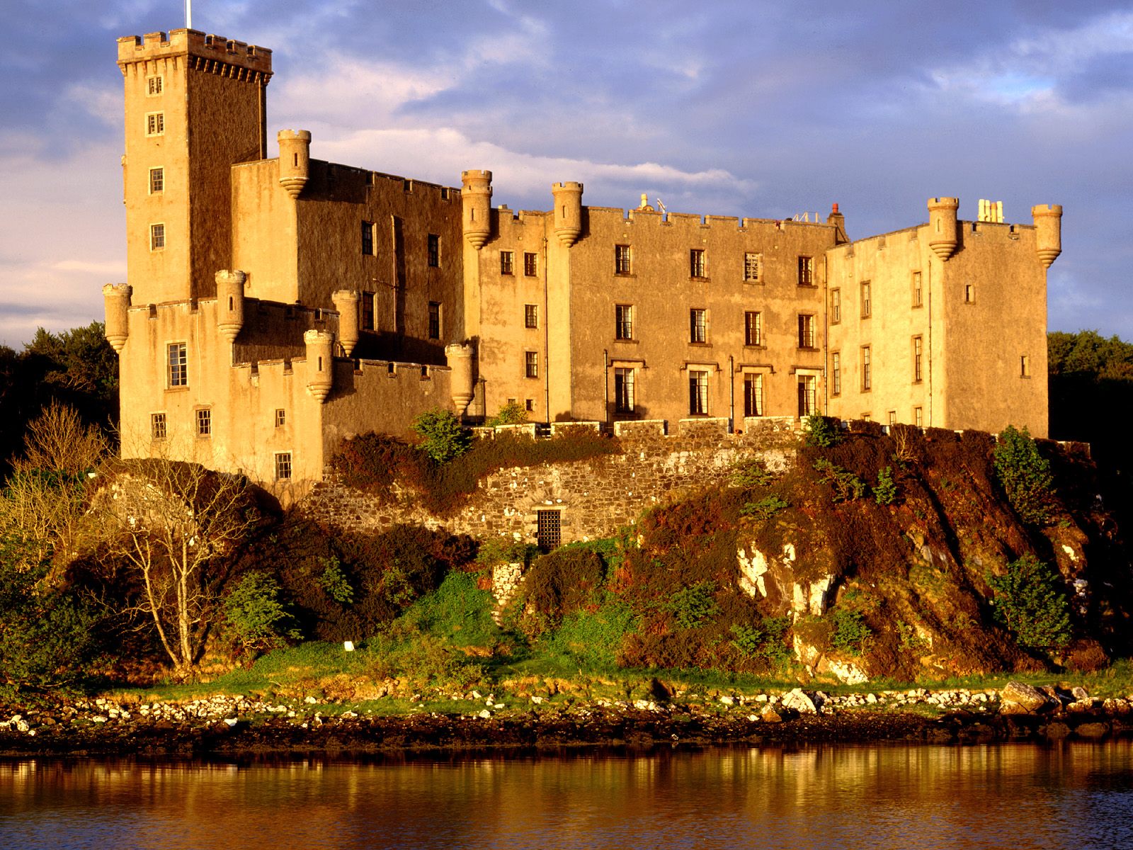 Dunvegan Castle, Isle of Skye, Scotland.jpg