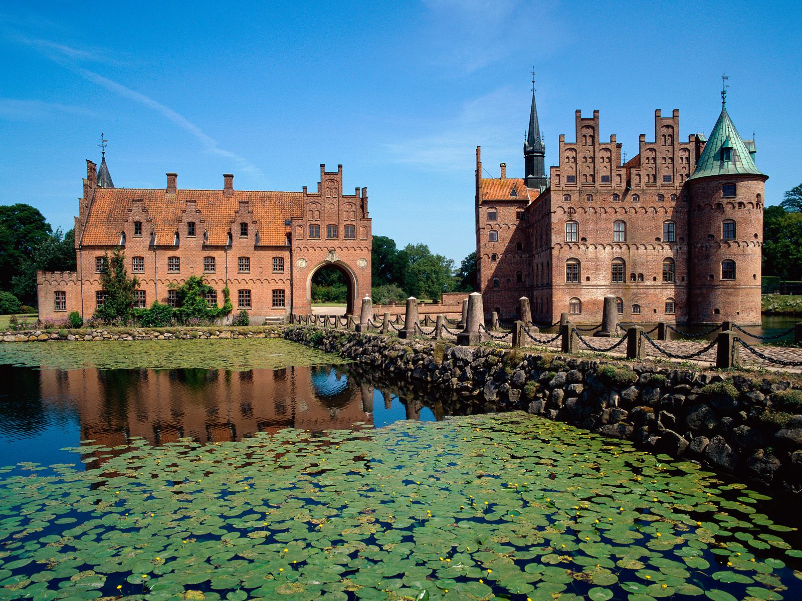 Egeskov Castle, Fyn Island, Denmark.jpg